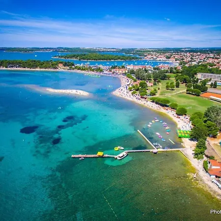 S Bazenom Villa Medulin
