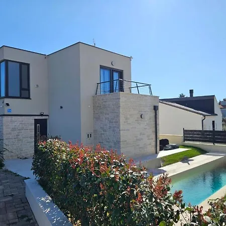S Bazenom Villa