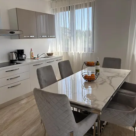 Villa S Bazenom *
