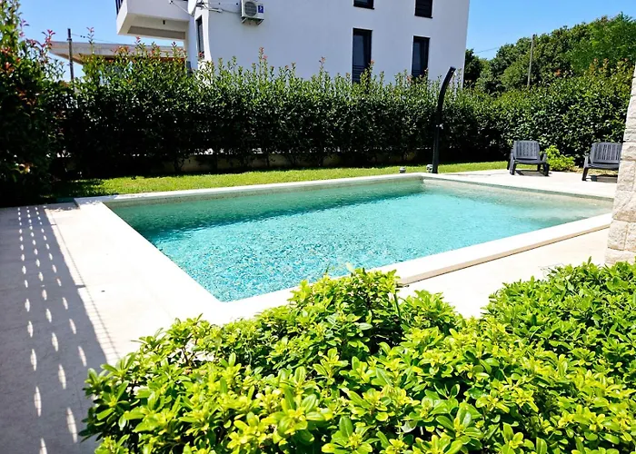 S Bazenom Villa *